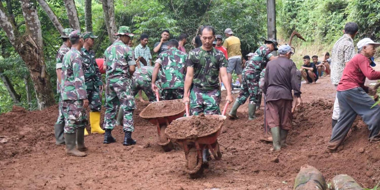 Gotong Royong TNI dan Warga Buka Akses Jalan Tertutup Longsor