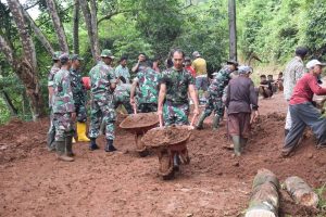 Gotong Royong TNI dan Warga Buka Akses Jalan Tertutup Longsor