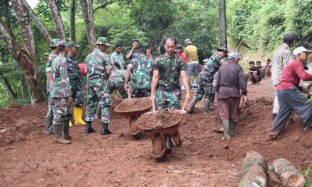 Gotong Royong TNI dan Warga Buka Akses Jalan Tertutup Longsor