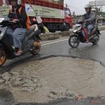Jalanan Bolong? Trik Ngerem Ini Biar Motormu Gak ‘Gubrak’