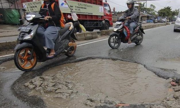 Jalanan Bolong? Trik Ngerem Ini Biar Motormu Gak ‘Gubrak’