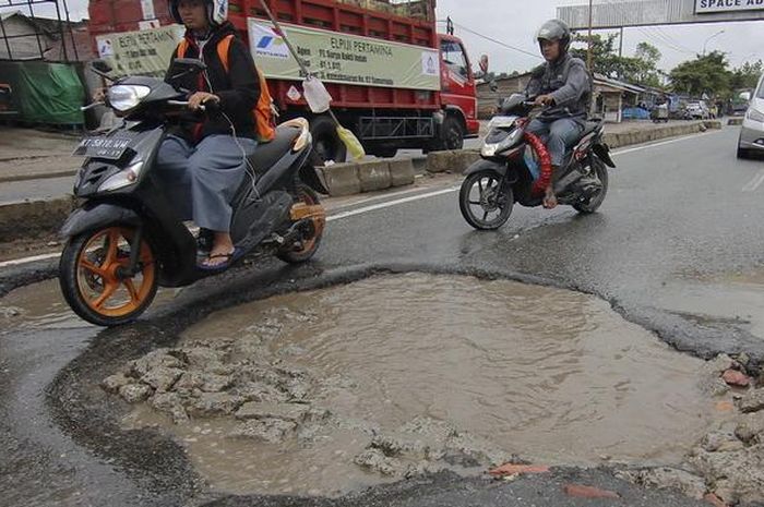 Jalanan Bolong? Trik Ngerem Ini Biar Motormu Gak ‘Gubrak’