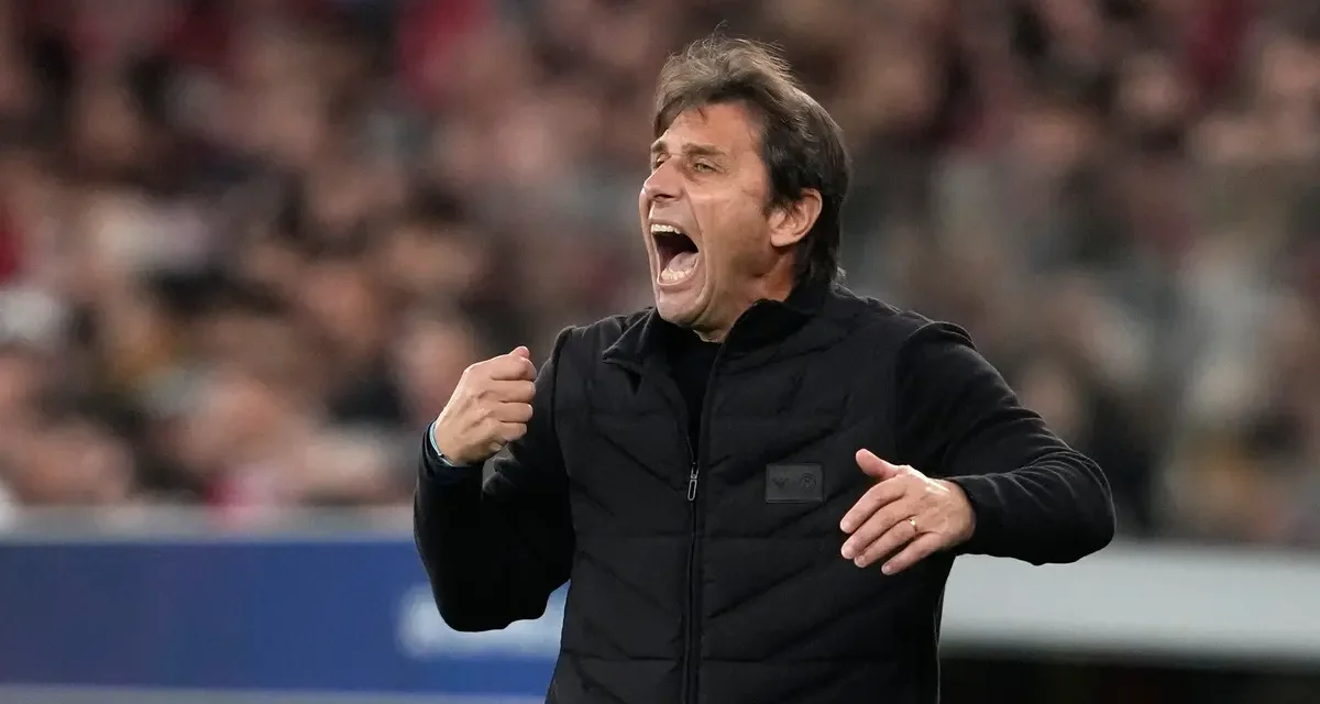 Napoli Tumbang, Antonio Conte Kecewa Kepemimpinan Wasit