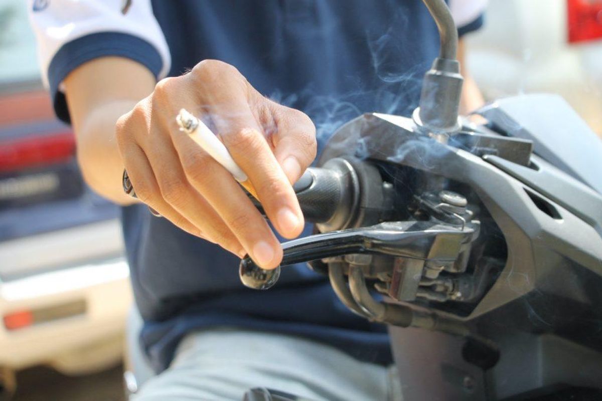 3 Trik Tegur Perokok Jalanan Tanpa Bikin Emosi