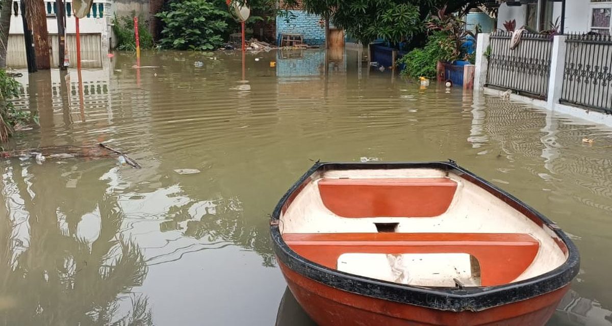 Banjir Bidara Cina: Bantuan Belum Tiba, Warga Butuh Perahu