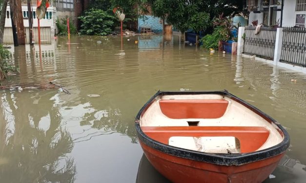 Banjir Bidara Cina: Bantuan Belum Tiba, Warga Butuh Perahu