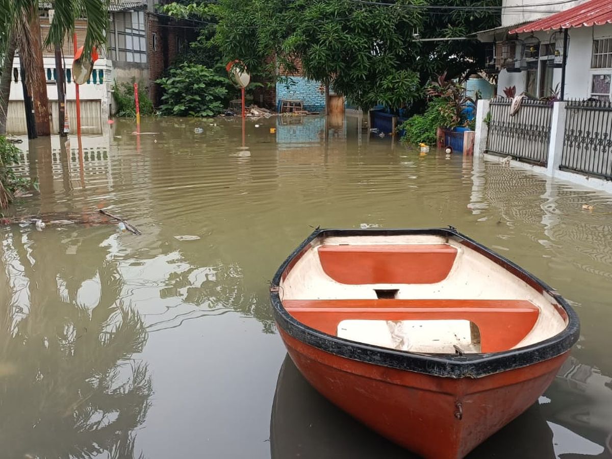 Banjir Bidara Cina: Bantuan Belum Tiba, Warga Butuh Perahu