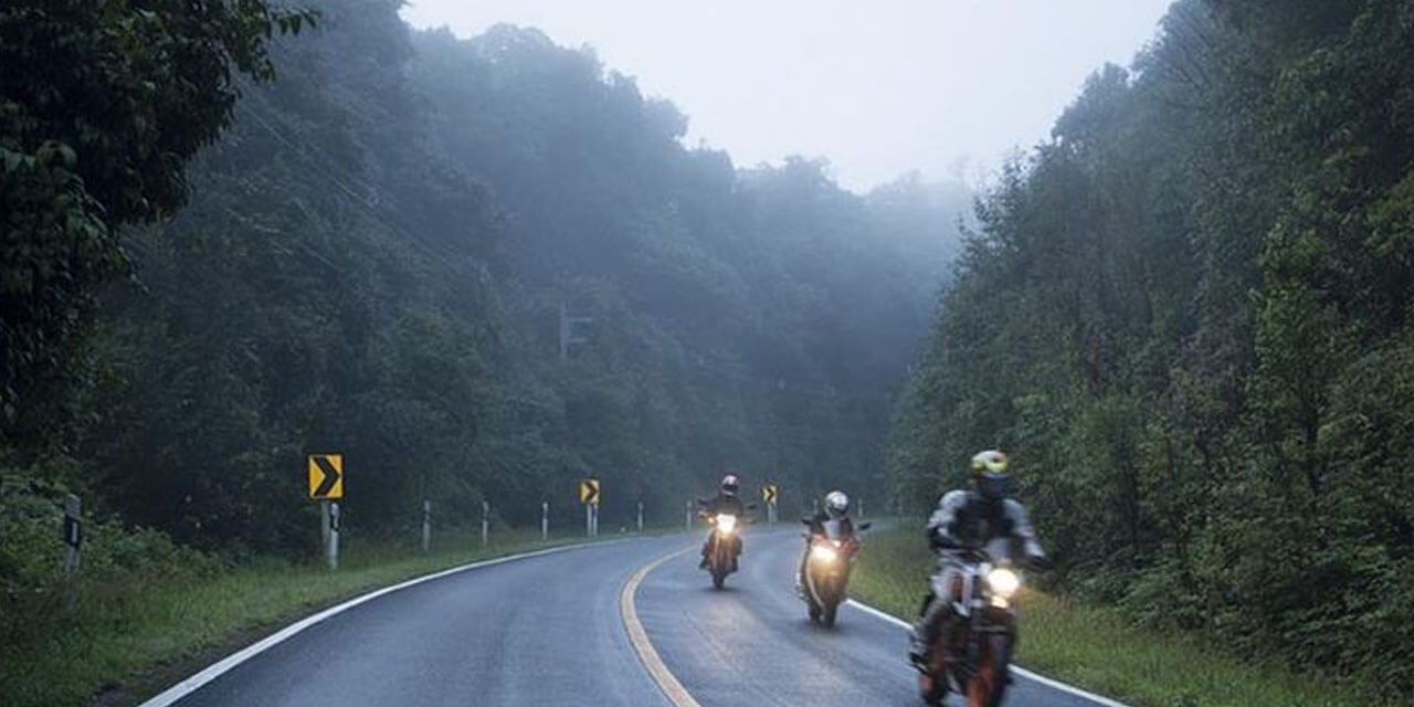 Tetap Stay On: Trik Motoran Anti Licin Pas Hujan Hujan