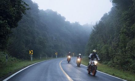 Tetap Stay On: Trik Motoran Anti Licin Pas Hujan Hujan