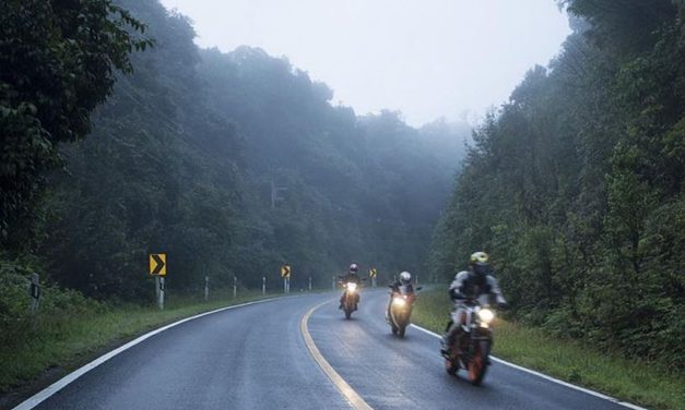 Tetap Stay On: Trik Motoran Anti Licin Pas Hujan Hujan