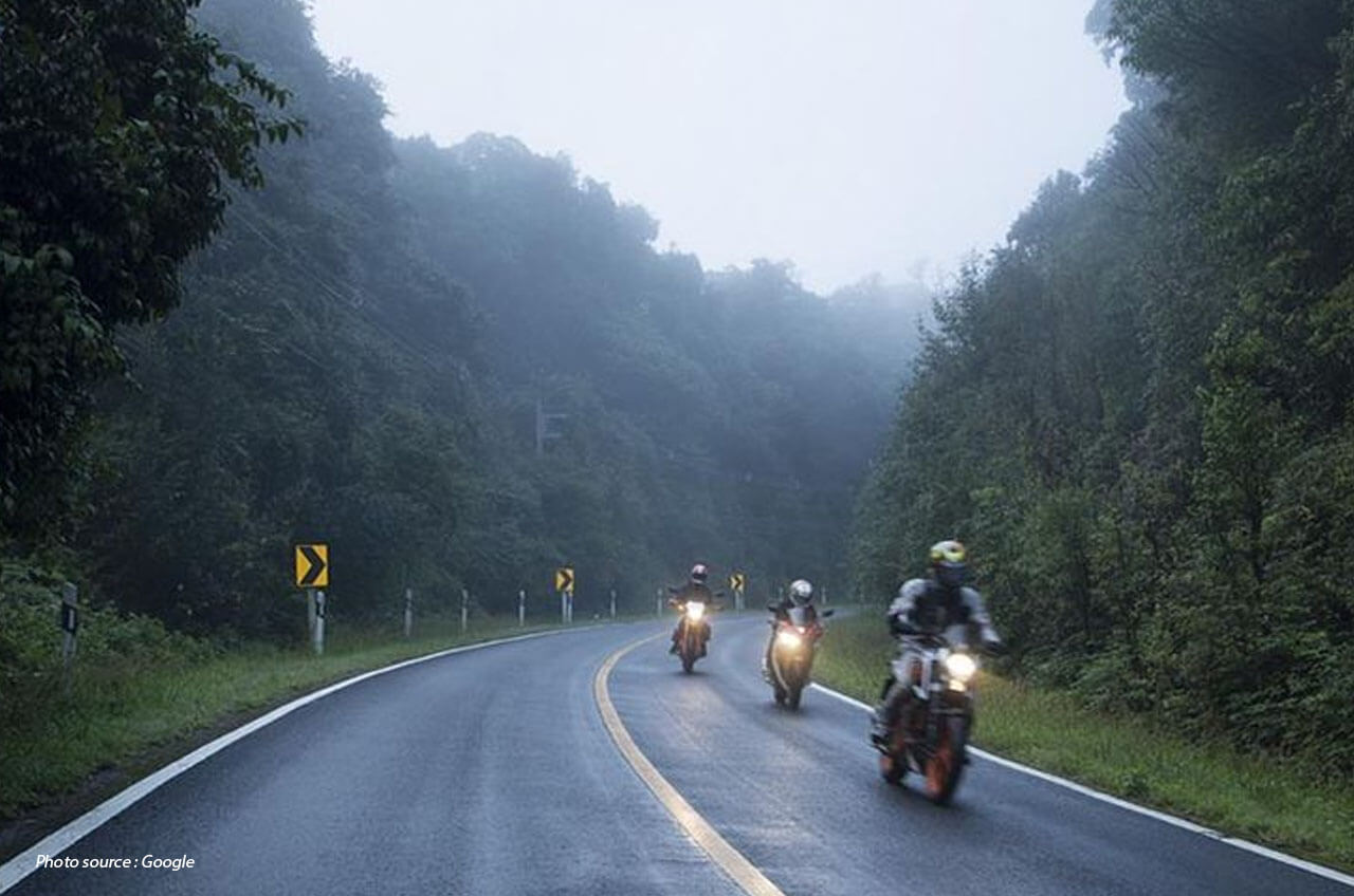 Tetap Stay On: Trik Motoran Anti Licin Pas Hujan Hujan